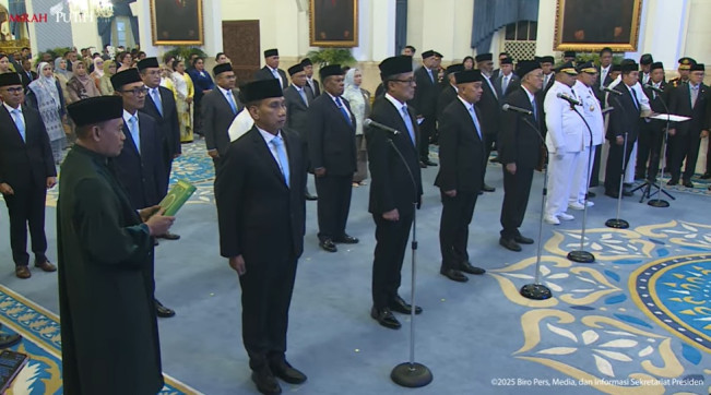 Komjen (Purn) Akhmad Wiyagus (kiri) dilantik bersama sejumlah pejabat lainnya di Istana Negara, Jakarta, Rabu (8/10/2025). [YouTube Setpres RI]